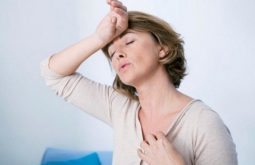 Bốc hỏa tuổi mãn kinh thường xuất hiện với triệu chứng nóng ở mặt và phần trên ngực