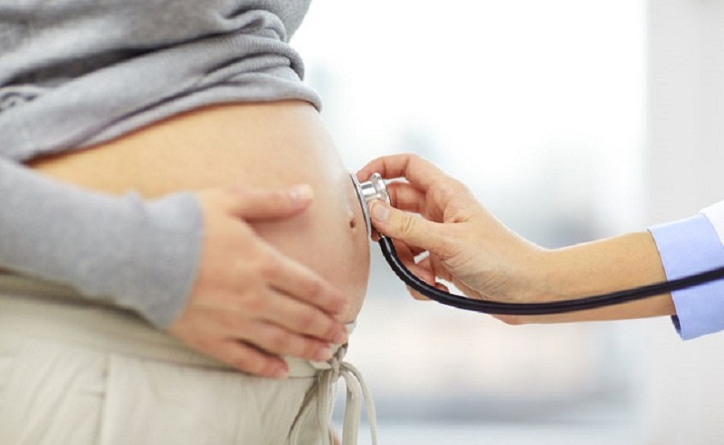 Mẹ bầu ở độ tuổi trung niên nên đi khám thai định kỳ để theo dõi sức khỏe thai nhi