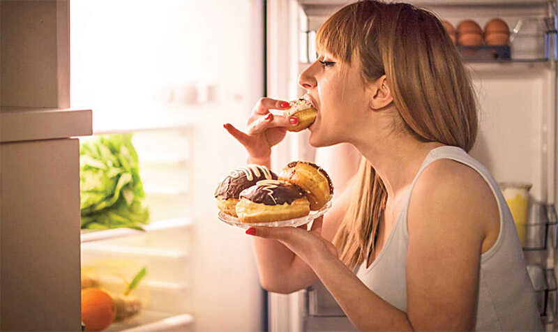 Ăn quá nhiều sẽ dẫn tới tình trạng thừa cân, béo phì và đẩy nhanh tốc độ mãn kinh