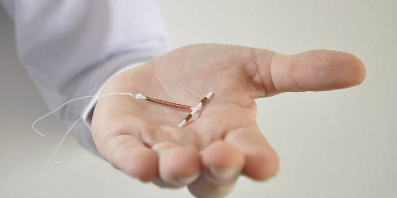 Đặt vòng là phương pháp sử dụng một thiết bị nhỏ hình chữ T, đặt vào tử cung ở phụ nữ