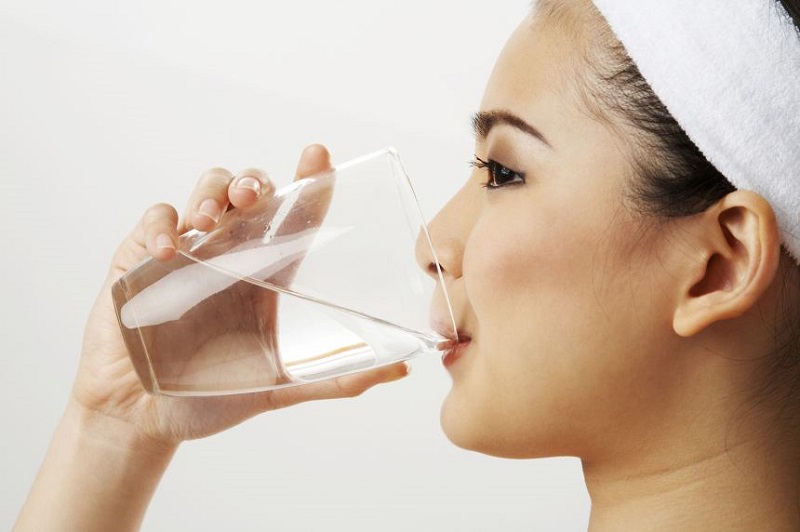 Uống đủ nước mỗi ngày là điều kiện tối thiểu để cơ thể tăng khả năng sản sinh dịch nhờn trong âm đạo