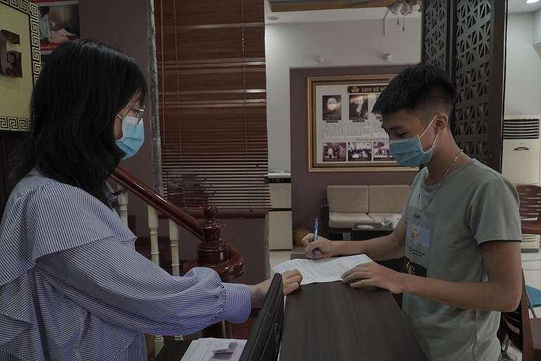 Đội ngũ y bác sĩ và nhân viên nhà thuốc bắt buộc đeo khẩu trang khi thăm khám bệnh nhân