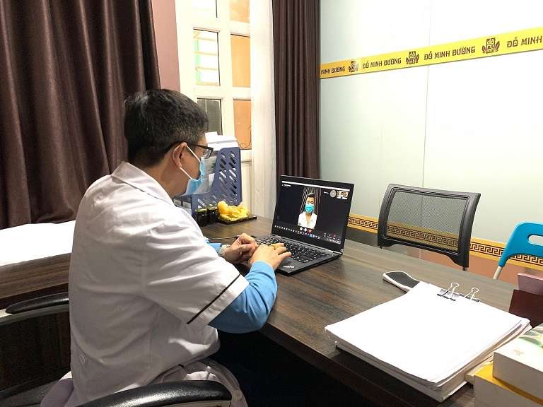 Hình ảnh lương y Đỗ Minh Tuấn thăm khám và tư vấn online cho bệnh nhân
