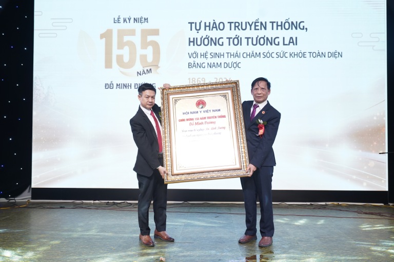 Lương y Lương Sơn Hà tặng quà chúc mừng Đỗ Minh Đường