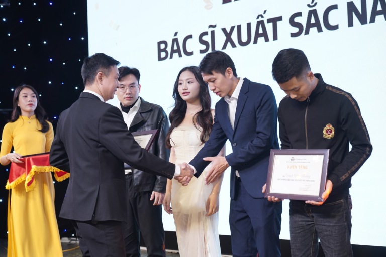 Lương y Tuấn trao tặng bằng khen “Bác sĩ xuất sắc năm 2024” cho đội ngũ y, bác sĩ của Đỗ Minh Đường